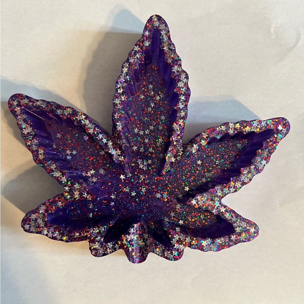 Pot leaf tray